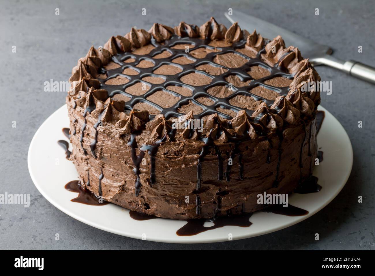 Torta al cioccolato su sfondo grigio con fuoco selettivo Foto Stock