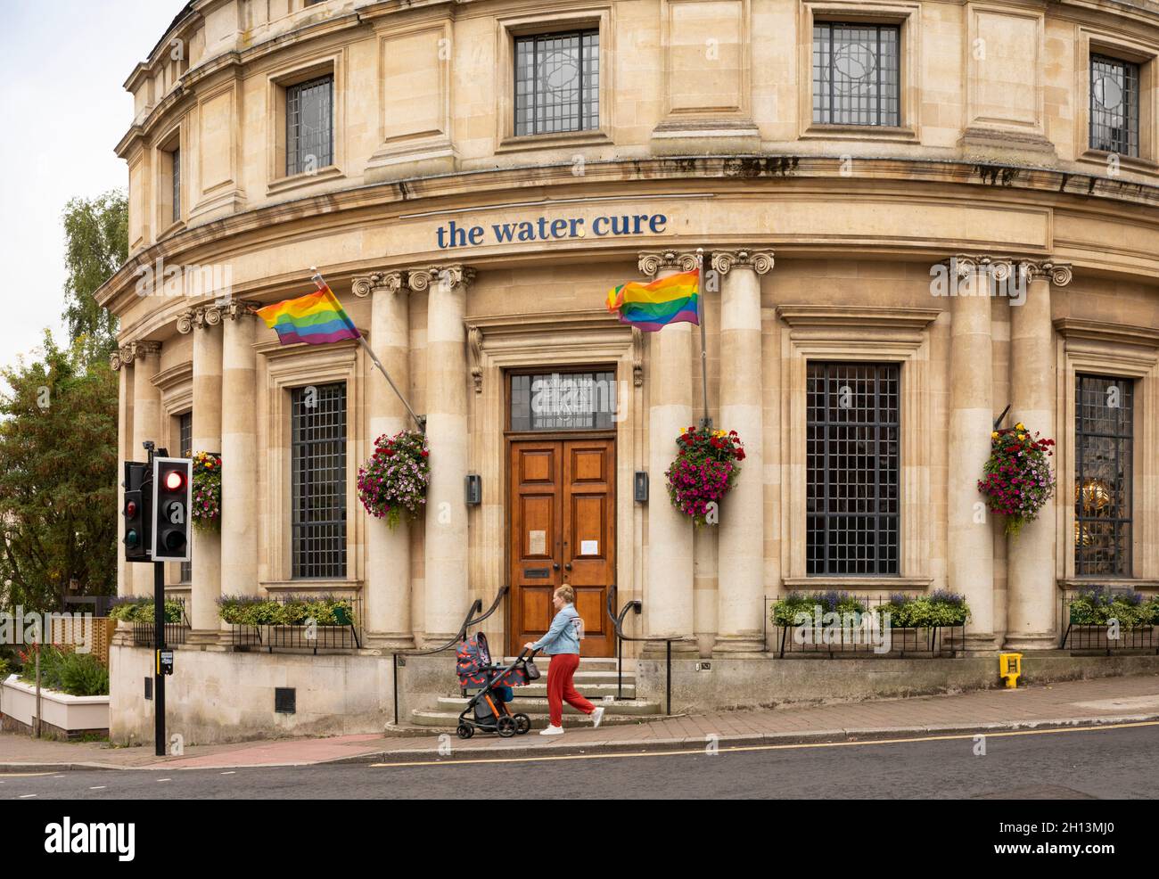 Regno Unito, Inghilterra, Worcestershire, Great Malvern, Church Street, Il bar Water Cure nell'ex edificio curvo della banca NatWest Foto Stock