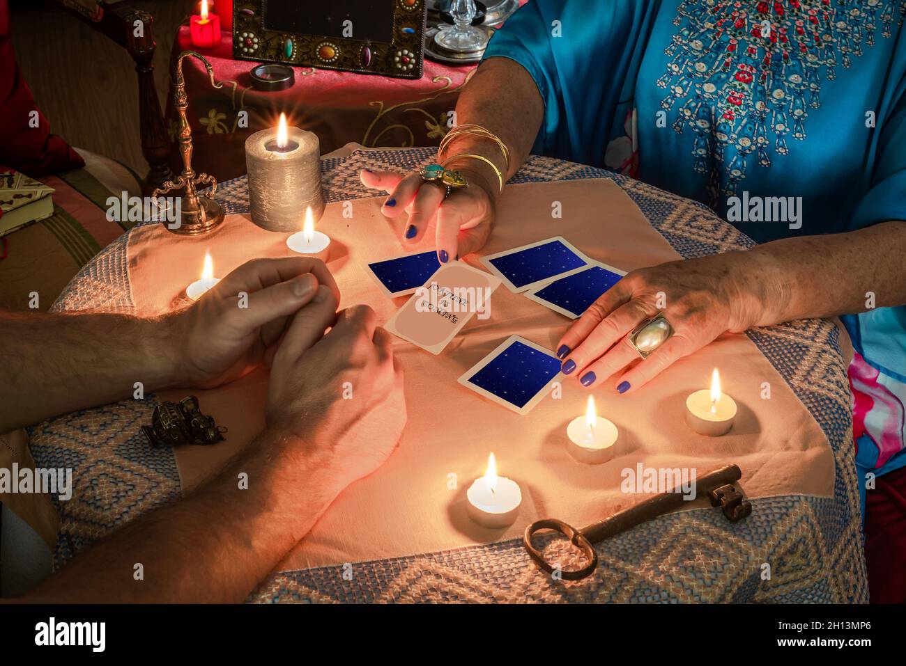 Pitonessa che mostra una carta a una persona in una sessione esoterica Foto Stock