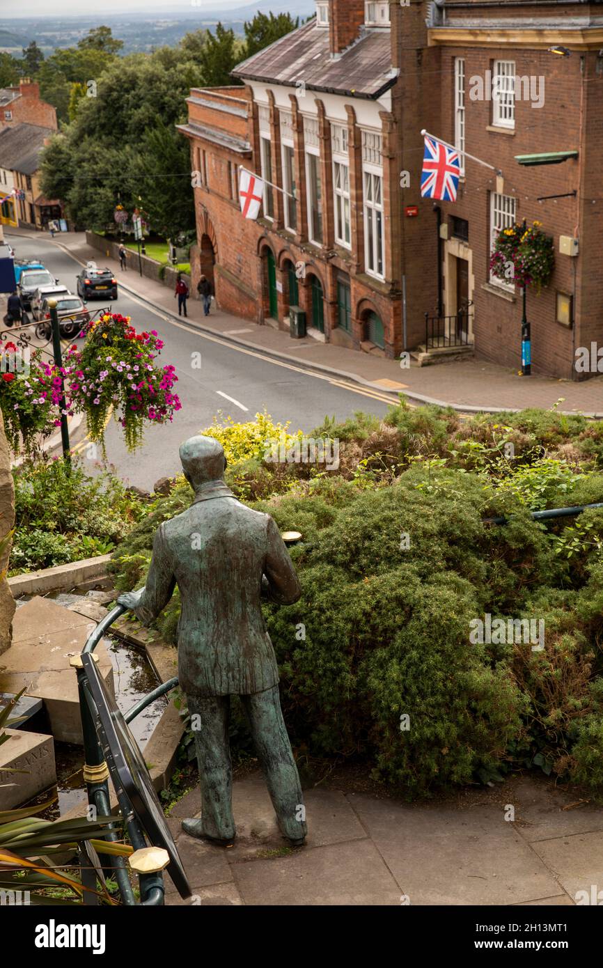 Regno Unito, Inghilterra, Worcestershire, Great Malvern, Belle Vue Gardens, Fontana enigma e statua Edward Elgar di Rose Garrard sopra Church Street Foto Stock