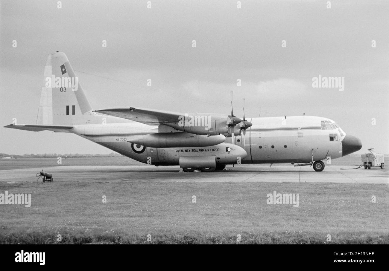 Una Royal New Zealand Air Force Lockheed C-130H Hercules, numero di serie NZ7003, a RAF Mildenhall nel mese di agosto 1965. Foto Stock