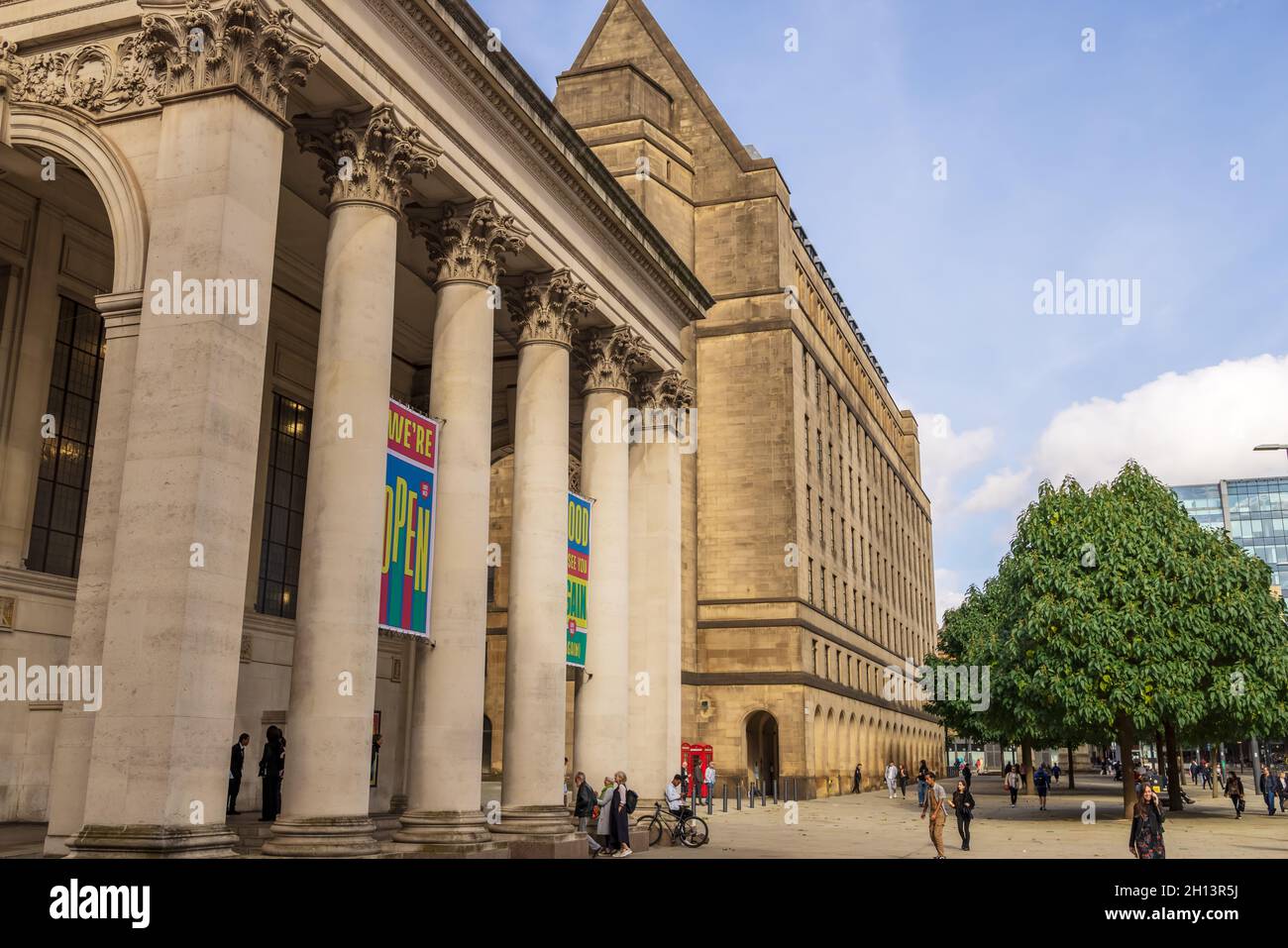 Edifici storici della Biblioteca Centrale e del Municipio di Manchester visti da St Peter Square. Foto Stock
