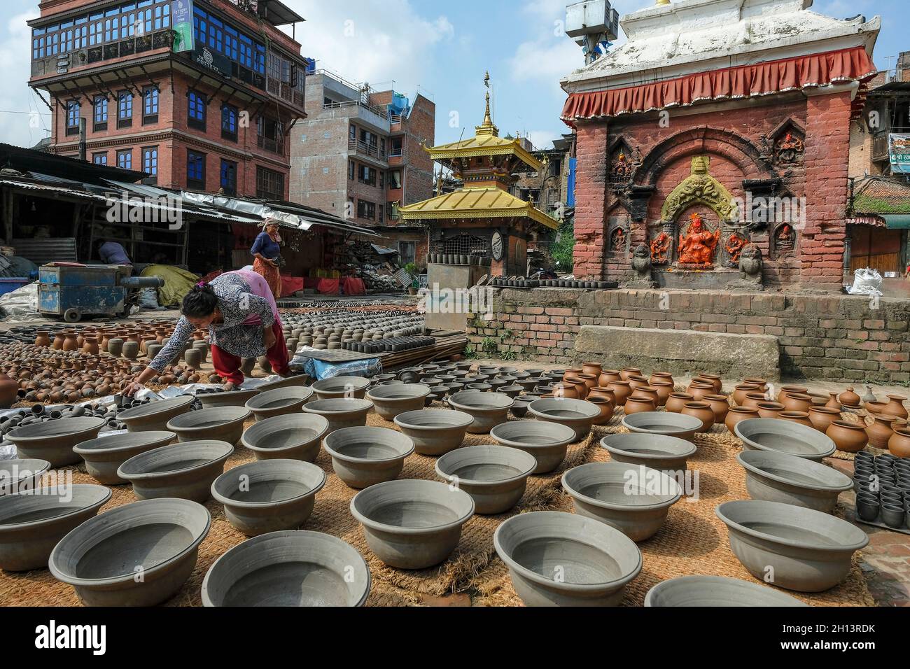 Bhaktapur, Nepal - Ottobre 2021: Una donna che vende ceramiche in Piazza delle ceramiche a Bhaktapur il 10 Ottobre 2021 nella Valle di Kathmandu, Nepal. Foto Stock