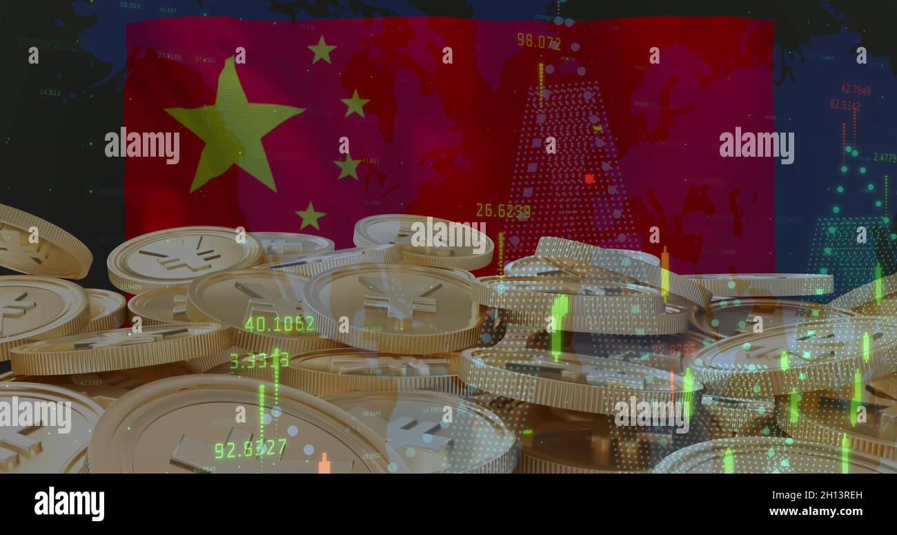 Immagine della bandiera cinese che sventola sopra l'elaborazione dei dati finanziari e monete giapponesi Yen d'oro Foto Stock
