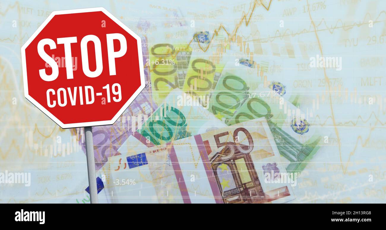Stop covid 19 signboard e trattamento dei dati finanziari a fronte di euro fatture Foto Stock