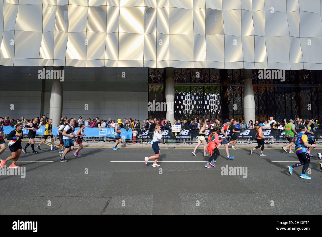 London Marathon 2021, Canary Wharf estate, East London, Regno Unito Foto Stock