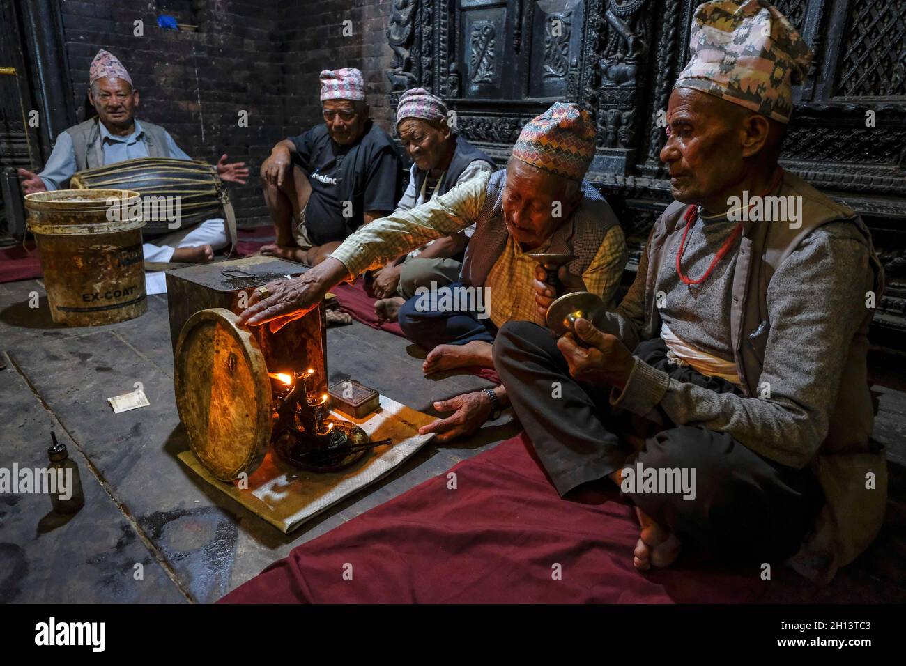 Bhaktapur, Nepal - Ottobre 2021: Uomini che cantano di fronte al Tempio Dattatreya a Bhaktapur il 10 Ottobre 2021 nella Valle di Kathmandu, Nepal. Foto Stock