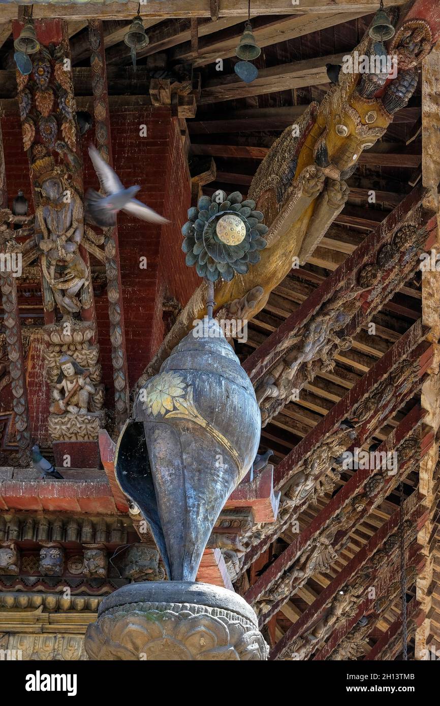 Dettaglio del Tempio di Changu Narayan considerato il tempio più antico del Nepal, situato a Changunarayan nella Valle di Kathmandu, Nepal. Foto Stock