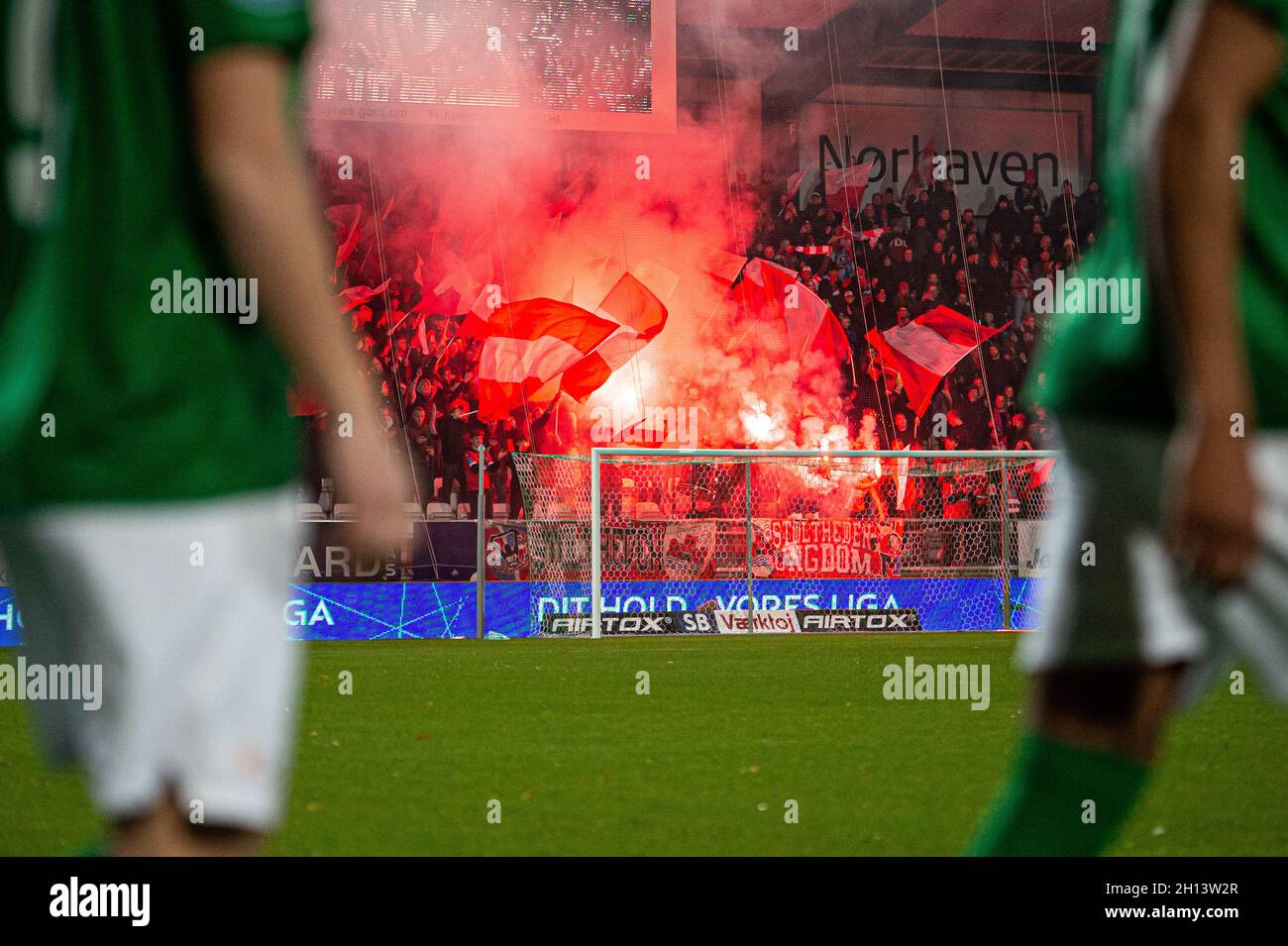 Viborg, Danimarca. 15 ottobre 2021. Gli appassionati di calcio di Silkeborg SE visti nella sezione Away durante la partita 3F Superliga tra Viborg FF e Silkeborg SE all'Energy Viborg Arena di Viborg. (Photo Credit: Gonzales Photo/Alamy Live News Foto Stock