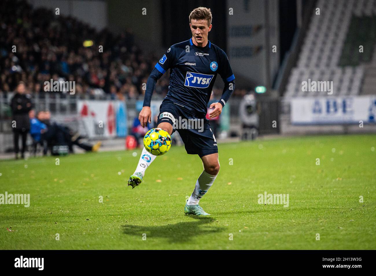 Viborg, Danimarca. 15 ottobre 2021. Rasmus Carstensen (2) di Silkeborg SE visto durante la 3F Superliga partita tra Viborg FF e Silkeborg SE all'Energy Viborg Arena di Viborg. (Photo Credit: Gonzales Photo/Alamy Live News Foto Stock