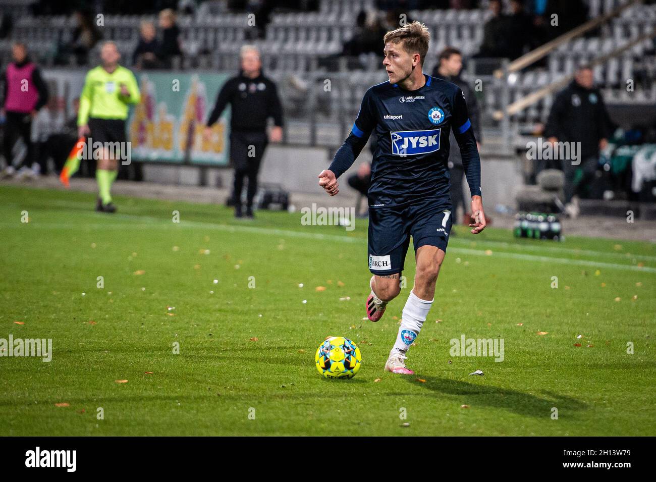 Viborg, Danimarca. 15 ottobre 2021. Nicolai Vallys (7) di Silkeborg SE visto durante la 3F Superliga partita tra Viborg FF e Silkeborg SE all'Energy Viborg Arena di Viborg. (Photo Credit: Gonzales Photo/Alamy Live News Foto Stock