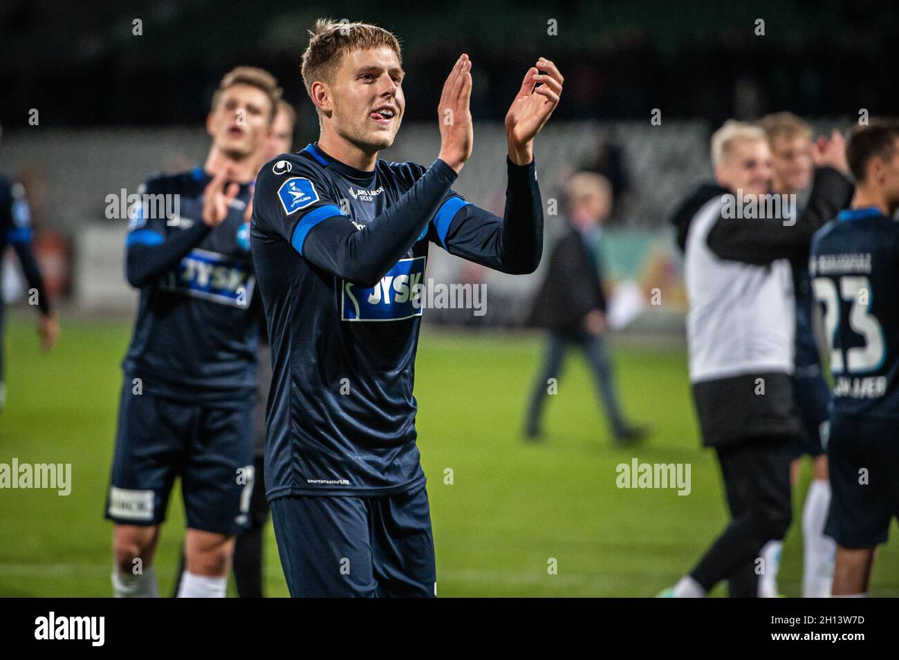 Viborg, Danimarca. 15 ottobre 2021. Nicolai Vallys (7) di Silkeborg IF sta ringraziando i fan dopo la 3F Superliga partita tra Viborg FF e Silkeborg IF all'Energy Viborg Arena di Viborg. (Photo Credit: Gonzales Photo/Alamy Live News Foto Stock