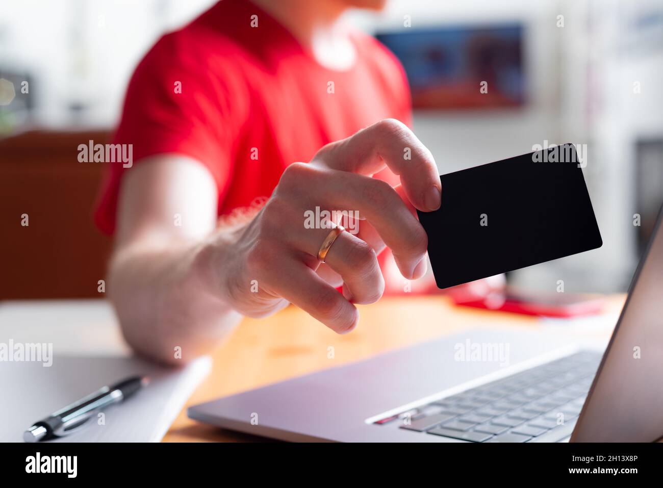 un uomo che tiene una piccola carta nera senza testo Foto Stock