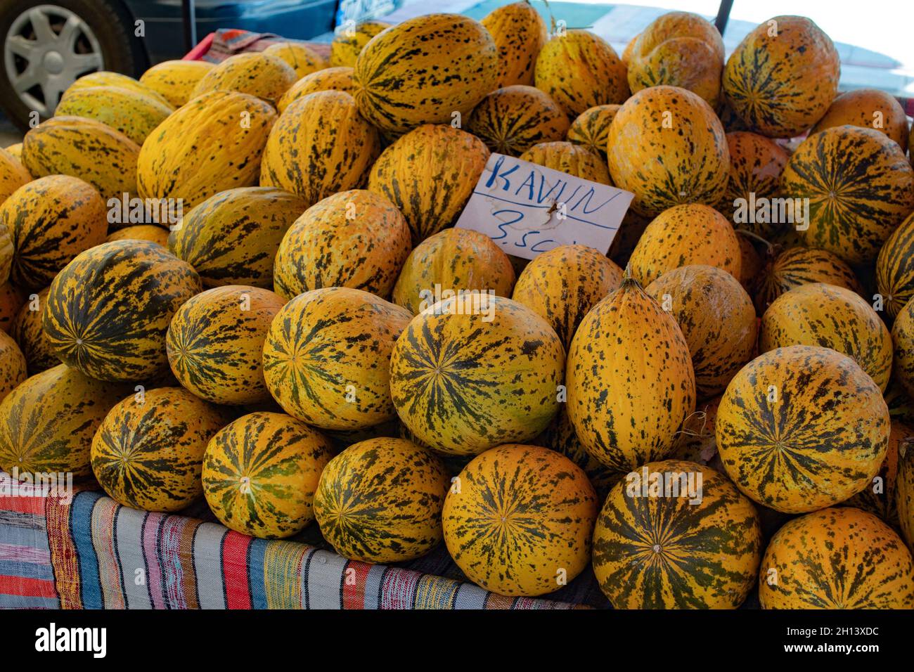 Meloni maturi in mostra al mercato agricolo all'aperto il giorno d'estate. Concetto di cibo sano Foto Stock