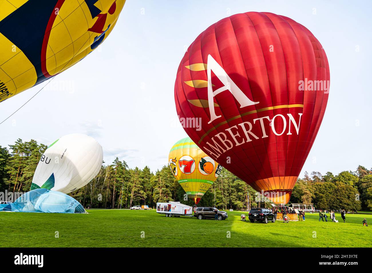 Vilnius, Lituania - 14 settembre 2021: Gruppo di palloncini colorati pronti per il lancio al parco Vingis di Vilnius, Lituania. Foto Stock