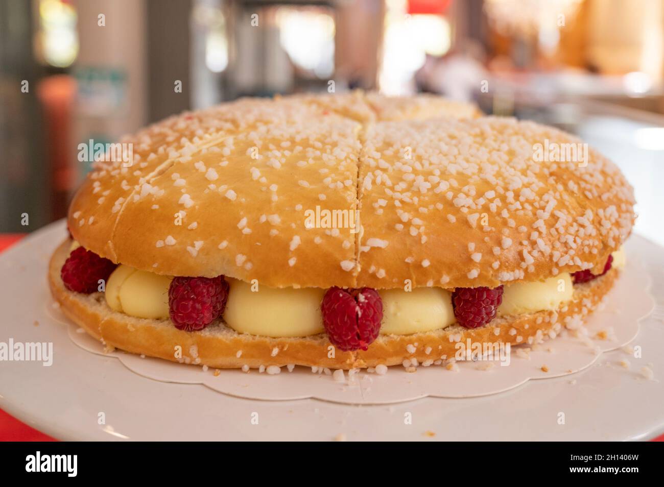 L'attrice Brigitte Bardot ha reso questa torta famosa in tutto il mondo: la tarte tropézienne da Saint-Tropez, Var, Francia. Foto Stock