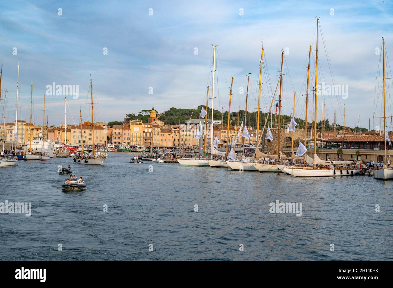 Il famoso villaggio di Saint-Tropez durante il prestigioso evento velico Les Voiles, Côte d'Azur, Francia Foto Stock