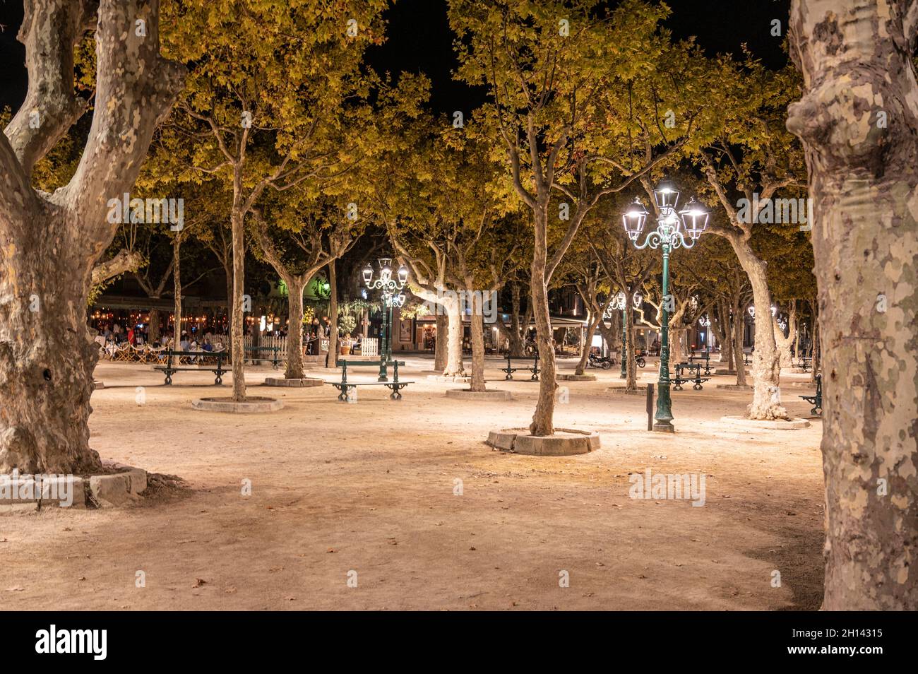 Illuminamento nighly della piazza 'Place des Lices' a Saint-Tropez, Côte dAzur, Francia Foto Stock