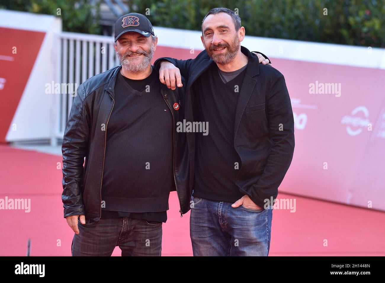 Roma, Italia. 15 ottobre 2021. ROMA, ITALIA - OTTOBRE 15: Marco Manetti e Antonio Manetti, noti come Manetti Bros., partecipano al tappeto rosso Manetti Bros durante il 16° Festival del Film di Roma 2021 il 15 ottobre 2021 a Roma. Credit: dpa/Alamy Live News Foto Stock