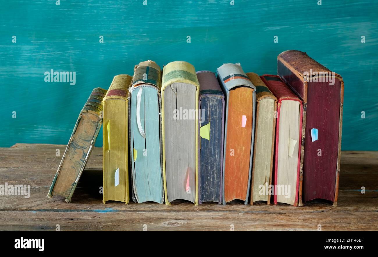 riga di libri con segnalibri. Lettura,letteratura,istruzione,biblioteca,ufficio domestico, concetto di ritorno a scuola,background teale, spazio di copia Foto Stock