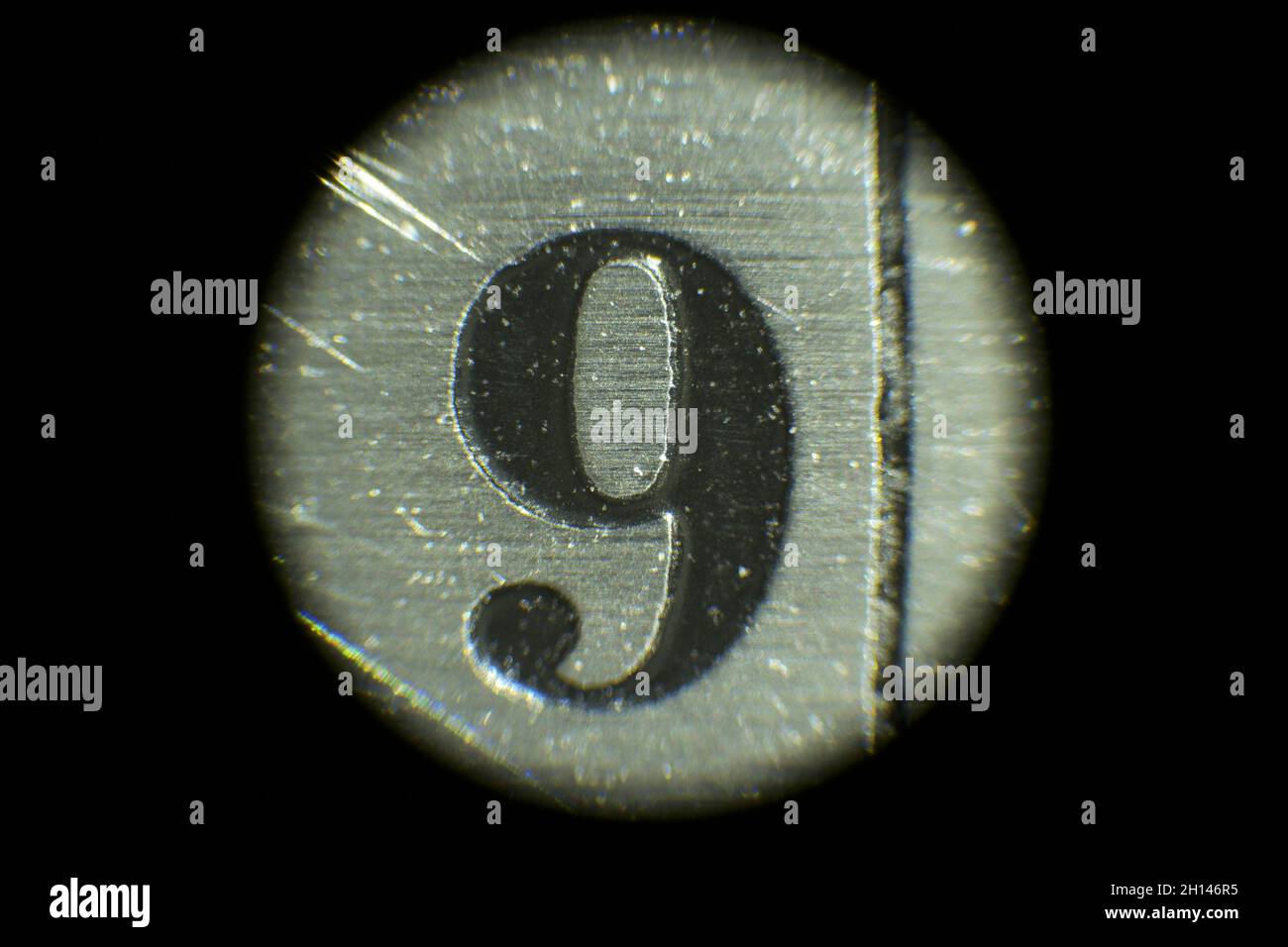 Vista microscopica del nero numero 9 su scala metallica Foto Stock