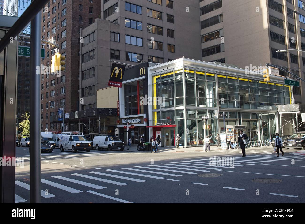 New York, NY, USA - 16 ottobre 2021: McDonalds e Wells Fargo all'angolo tra la 58th St e Third Ave Foto Stock