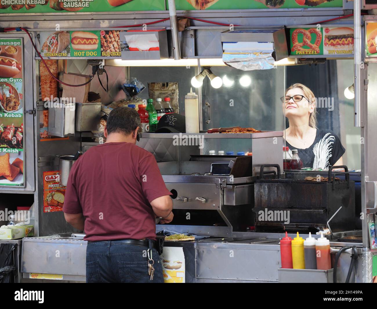 Un hot dog stalla vicino a Times Square. Foto Stock