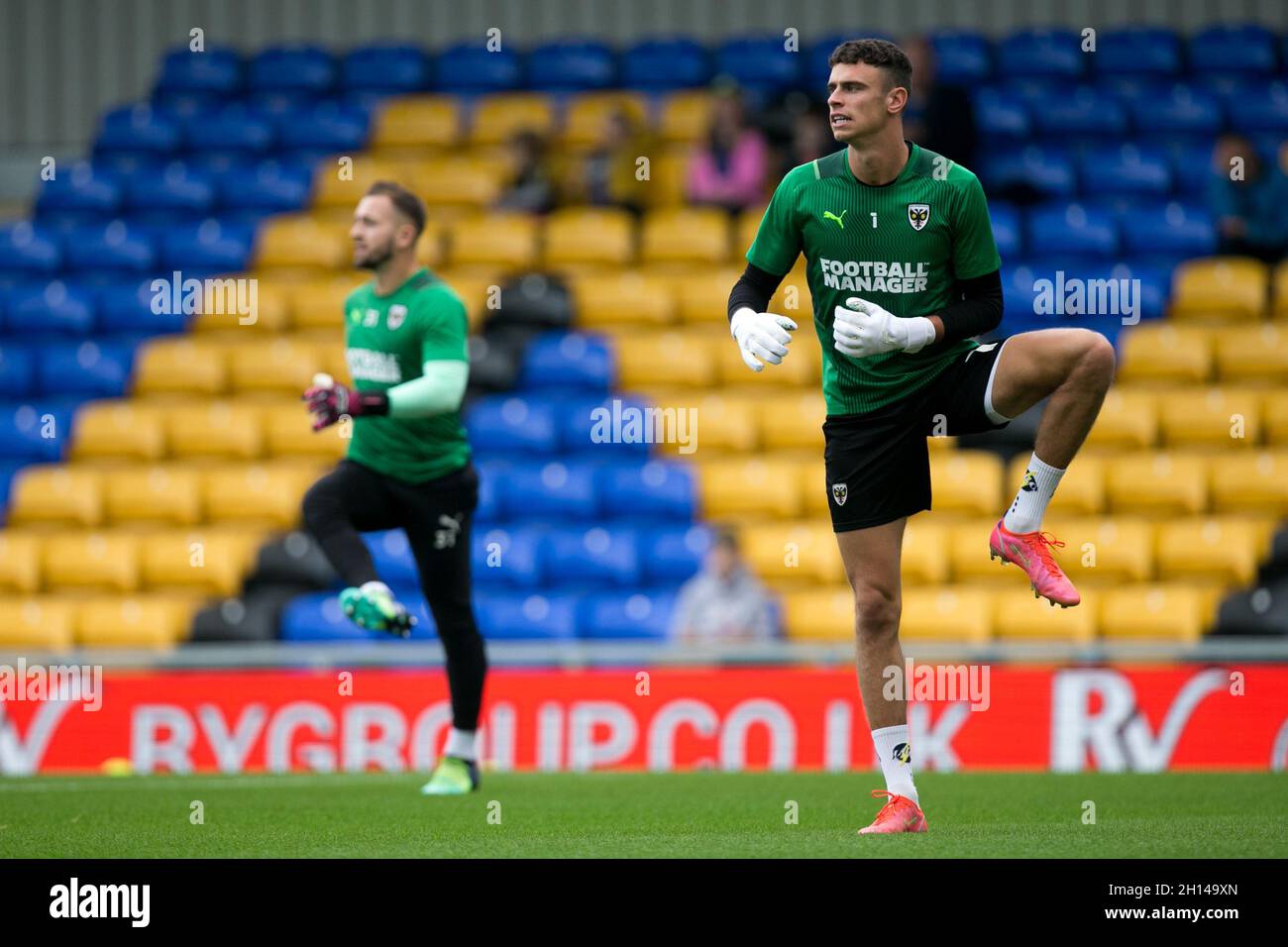 Londra, Regno Unito. 16 ottobre 2021. Nik Tzanev di AFC Wimbledon si riscalda durante la partita della Sky Bet League 1 tra AFC Wimbledon e Sheffield Mercoledì al Pought Lane Stadium, Londra Sabato 16 ottobre 2021. (Credit: Federico Maranesi | MI News) Credit: MI News & Sport /Alamy Live News Foto Stock