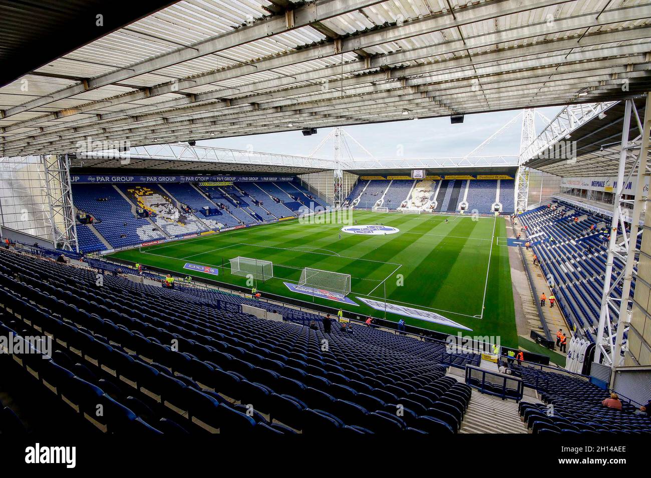 Preston, Regno Unito. 16 ottobre 2021. Vista generale all'interno dello stadio Deepdale, sede della squadra di football Preston North End. EFL Skybet Championship Match, Preston North End contro Derby County al Deepdale Stadium di Preston sabato 16 ottobre 2021. Questa immagine può essere utilizzata solo a scopo editoriale. Solo per uso editoriale, licenza richiesta per uso commerciale. Nessun uso in scommesse, giochi o un singolo club/campionato/giocatore publications.pic di Chris Stading/Andrew Orchard sport fotografia/Alamy Live News credito: Andrew Orchard sport fotografia/Alamy Live News Foto Stock