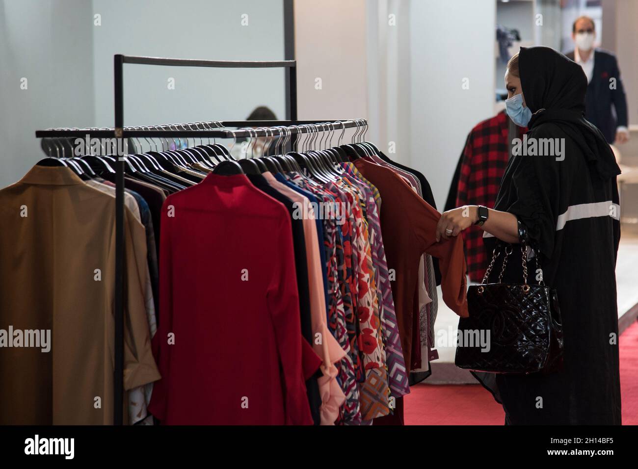 Teheran, Iran. 15 ottobre 2021. I capi di abbigliamento da donna prodotti  dall'Iran sono esposti alla Fiera Internazionale dell'Abbigliamento, della  Moda, degli Accessori, del Design e delle Industrie affiliate (Teheran  Modex 2021). (