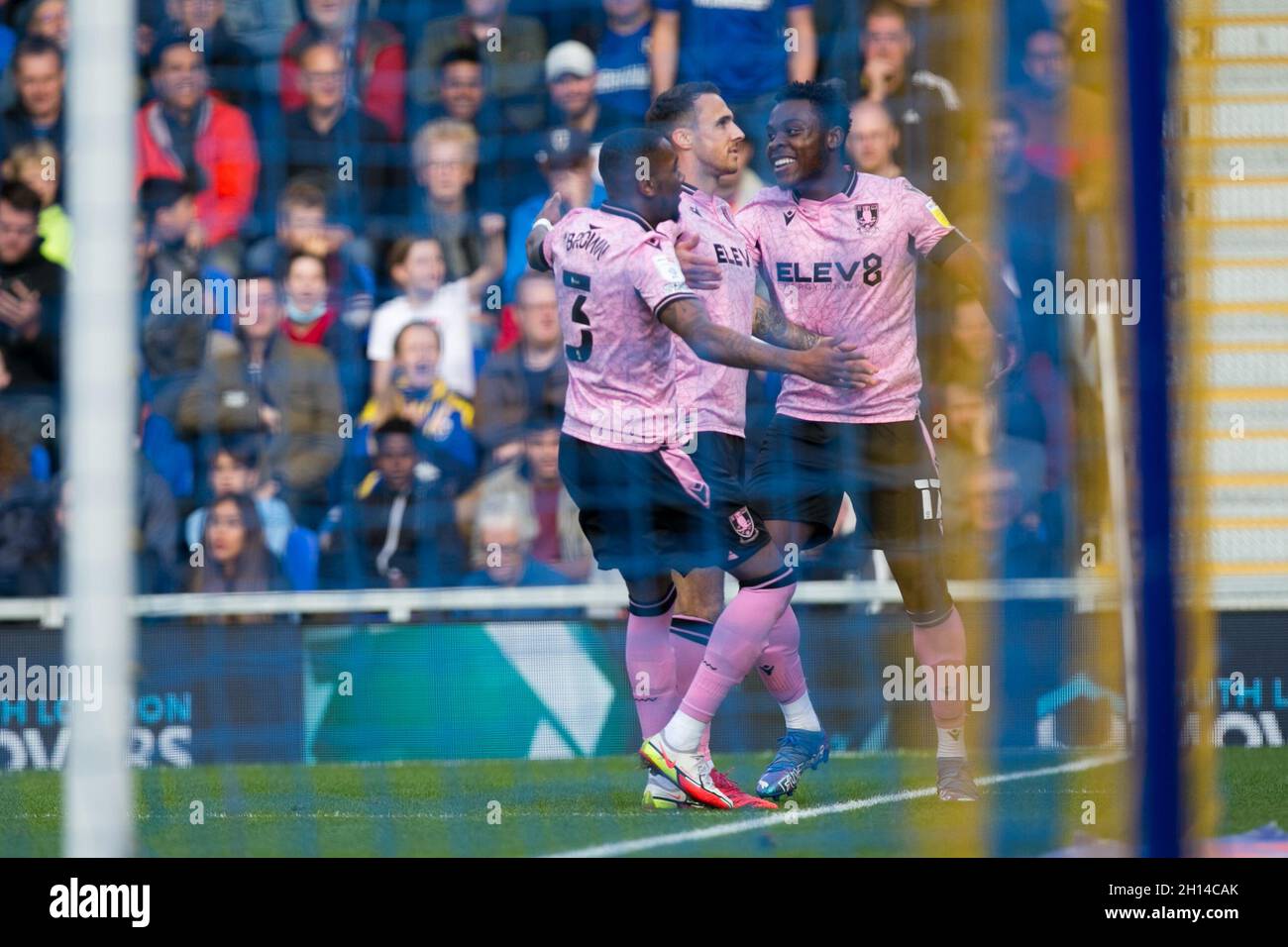 LONDRA, REGNO UNITO. 16 OTTOBRE Lee Gregory of Sheffield Mercoledì festeggia dopo aver segnato durante la partita Sky Bet League 1 tra AFC Wimbledon e Sheffield Mercoledì al Pought Lane Stadium, Londra Sabato 16 ottobre 2021. (Credit: Federico Maranesi | MI News) Credit: MI News & Sport /Alamy Live News Foto Stock