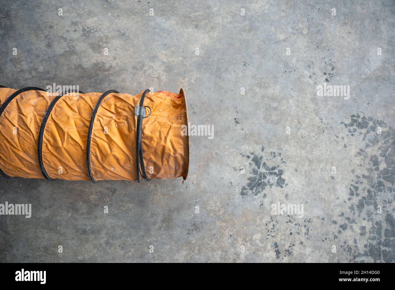 Tubo in plastica industriale per l'aspirazione della polvere in fabbrica Foto Stock