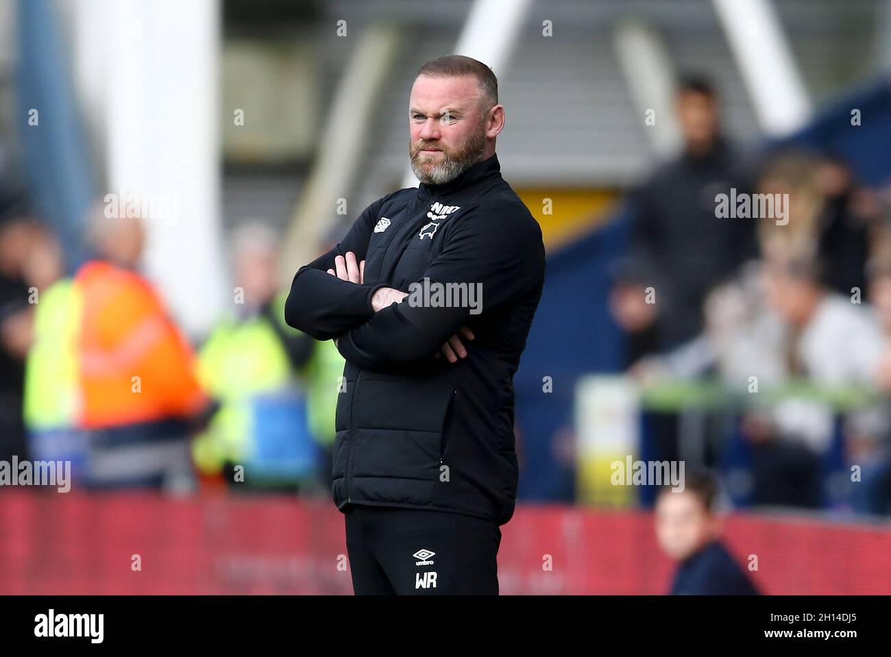 Preston, Regno Unito. 16 ottobre 2021. Il direttore della contea di Derby Wayne Rooney guarda avanti. EFL Skybet Championship Match, Preston North End contro Derby County al Deepdale Stadium di Preston sabato 16 ottobre 2021. Questa immagine può essere utilizzata solo a scopo editoriale. Solo per uso editoriale, licenza richiesta per uso commerciale. Nessun uso in scommesse, giochi o un singolo club/campionato/giocatore publications.pic di Chris Stading/Andrew Orchard sport fotografia/Alamy Live News credito: Andrew Orchard sport fotografia/Alamy Live News Foto Stock