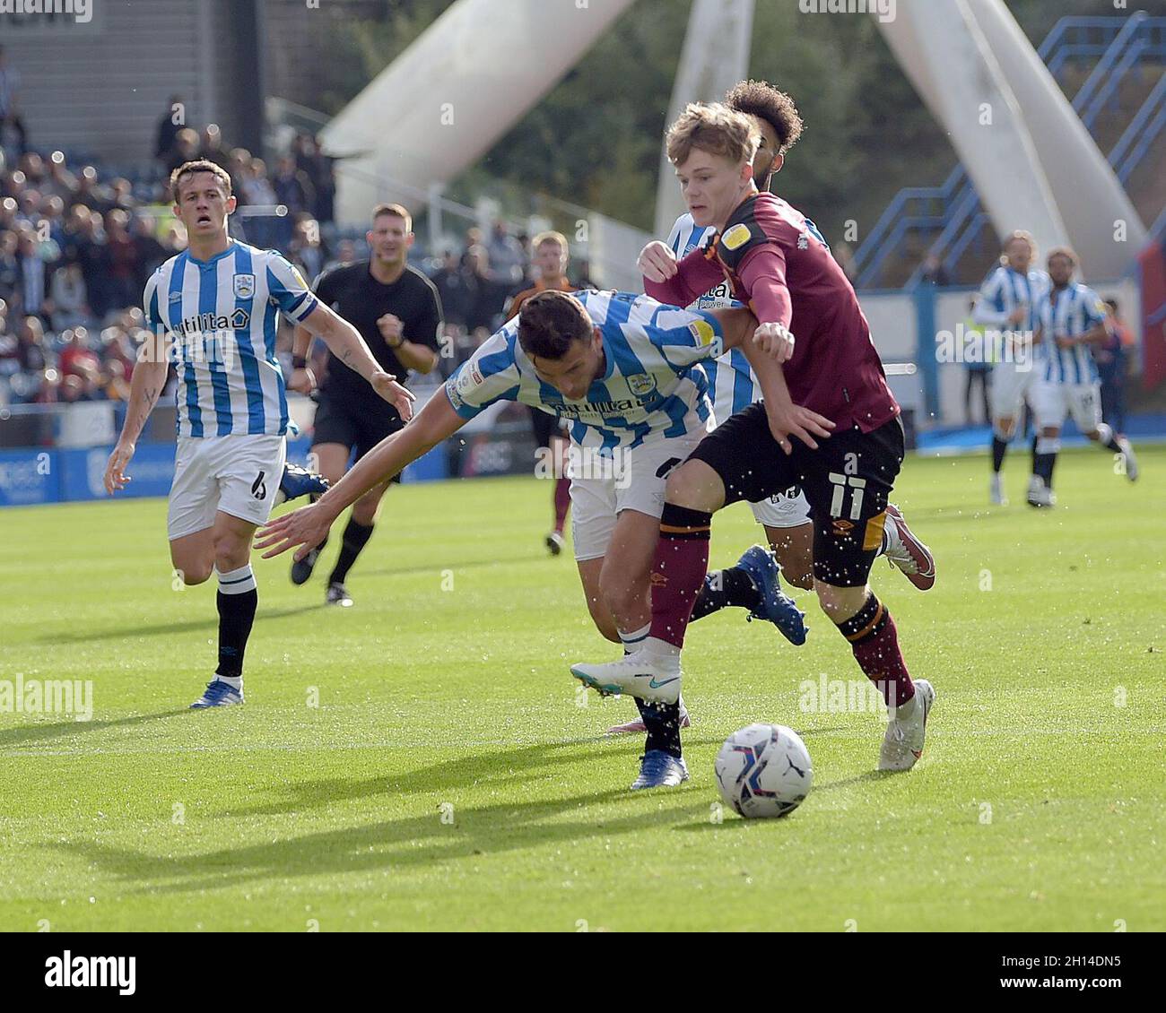 Keane Lewis-Potter di Hull City batte per la palla con Matty Pearson di Huddersfield Foto Stock