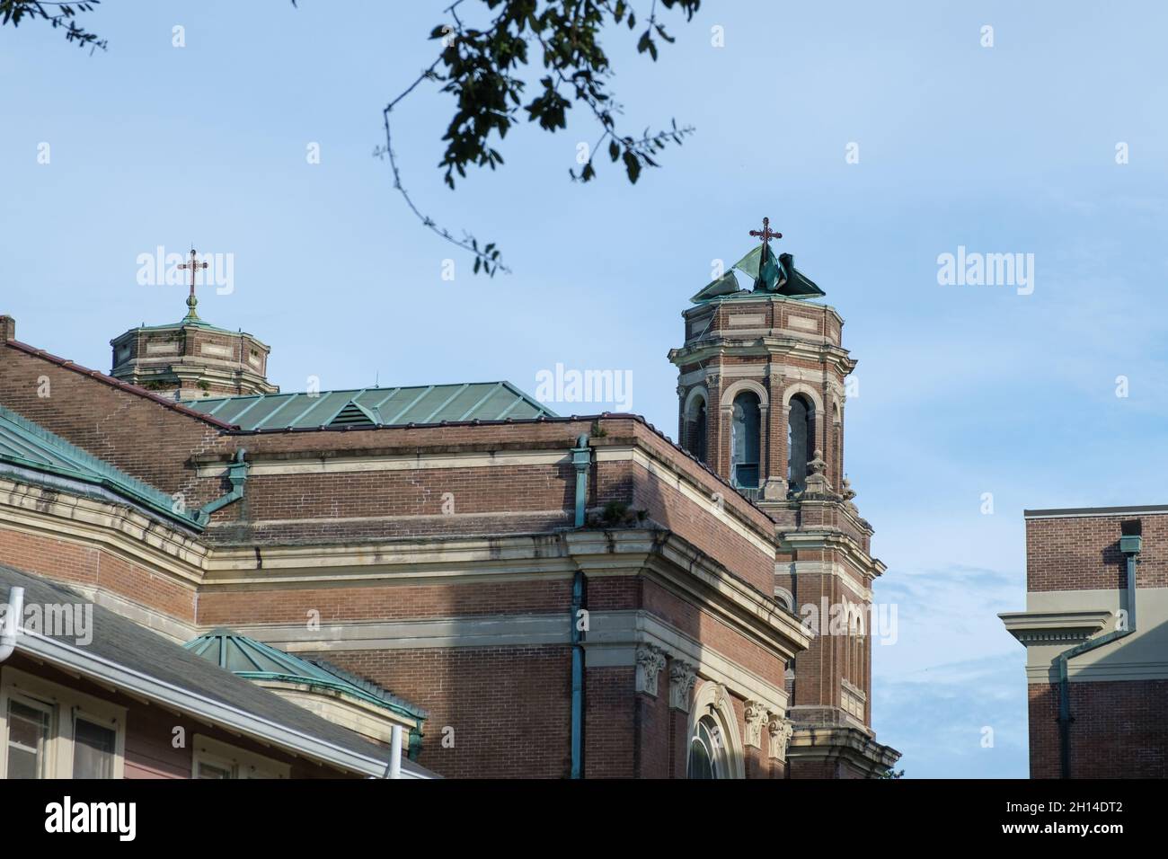 NEW ORLEANS, LA, USA - 18 SETTEMBRE 2021: Croce e torre danneggiata dall'uragano Ida Foto Stock