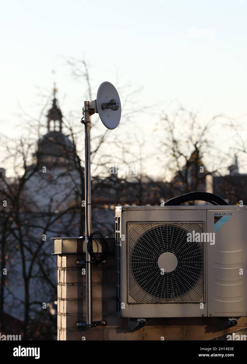 (211016) -- VILNIUS, 16 ottobre 2021 (Xinhua) -- un condizionatore d'aria è visto sul tetto di un edificio a Vilnius, Lituania, 16 ottobre 2021. Il prezzo medio dell'elettricità in Lituania è aumentato del 41% nel mese di settembre, raggiungendo i 123.96 euro per megawatt-ora (MWh) -- il più alto negli stati baltici, secondo il fornitore di energia elettrica Elektrum Lietuva. Di conseguenza, tutti i consumatori residenziali del paese dovrebbero aspettarsi di pagare di più per il calore. I prezzi dell'elettricità hanno visto il più grande salto a Vilnius, la capitale del paese, dove, secondo le autorità della città, le bollette del riscaldamento potrebbero Foto Stock
