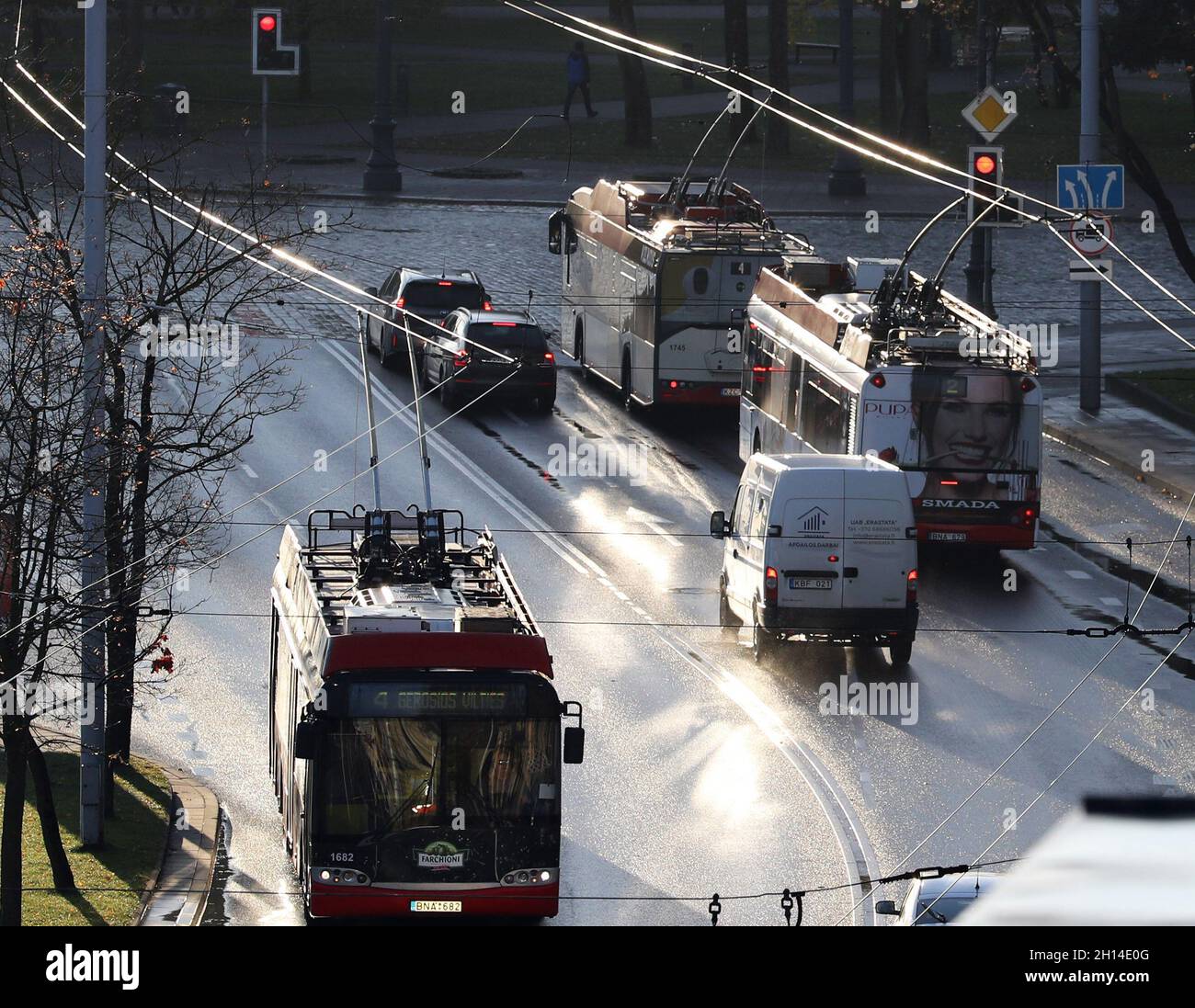 (211016) -- VILNIUS, 16 ottobre 2021 (Xinhua) -- gli autobus Trolly operano a Vilnius, Lituania, 16 ottobre 2021. Il prezzo medio dell'elettricità in Lituania è aumentato del 41% nel mese di settembre, raggiungendo i 123.96 euro per megawatt-ora (MWh) -- il più alto negli stati baltici, secondo il fornitore di energia elettrica Elektrum Lietuva. Di conseguenza, tutti i consumatori residenziali del paese dovrebbero aspettarsi di pagare di più per il calore. I prezzi dell'elettricità hanno visto il più grande salto a Vilnius, la capitale del paese, dove, secondo le autorità della città, le bollette del riscaldamento potrebbero salire fino al 60% di t Foto Stock