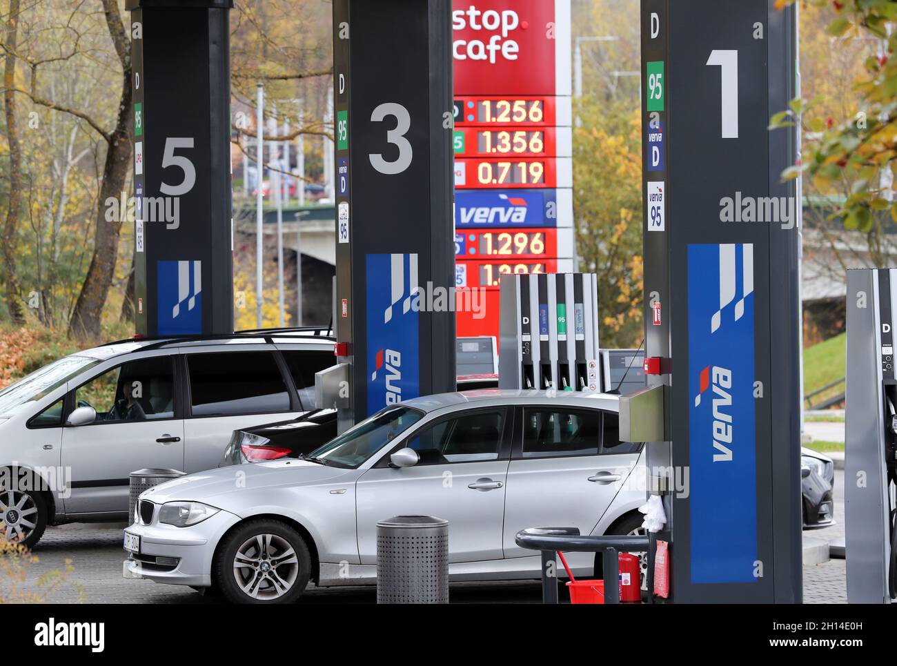 (211016) -- VILNIUS, 16 ottobre 2021 (Xinhua) -- una stazione di servizio è vista nel centro di Vilnius, Lituania, 16 ottobre 2021. Il prezzo medio dell'elettricità in Lituania è aumentato del 41% nel mese di settembre, raggiungendo i 123.96 euro per megawatt-ora (MWh) -- il più alto negli stati baltici, secondo il fornitore di energia elettrica Elektrum Lietuva. Di conseguenza, tutti i consumatori residenziali del paese dovrebbero aspettarsi di pagare di più per il calore. I prezzi dell'elettricità hanno visto il più grande salto a Vilnius, la capitale del paese, dove, secondo le autorità della città, le bollette del riscaldamento potrebbero salire fino a 60 Foto Stock