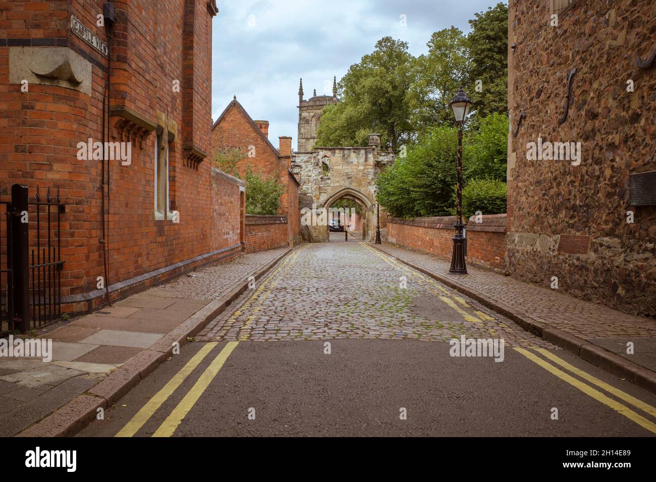 La storica Torret Gateway in Castle View, Leicester è stato costruito nel 1422 per controllare l'accesso al bailey interno del castello. Chiesa parrocchiale di Santa Maria di Castro Foto Stock