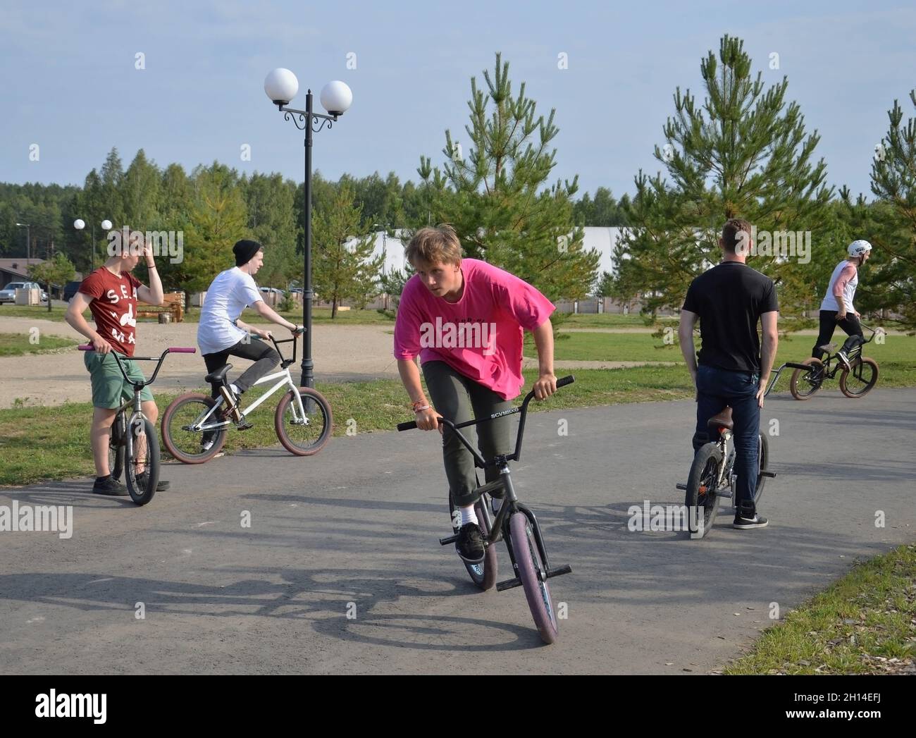 Dobrograd, regione di Vladimir, Russia. 2 settembre 2017. Competizioni skateboard e BMX dedicate alla chiusura della stagione skateboard. Ragazzi o Foto Stock