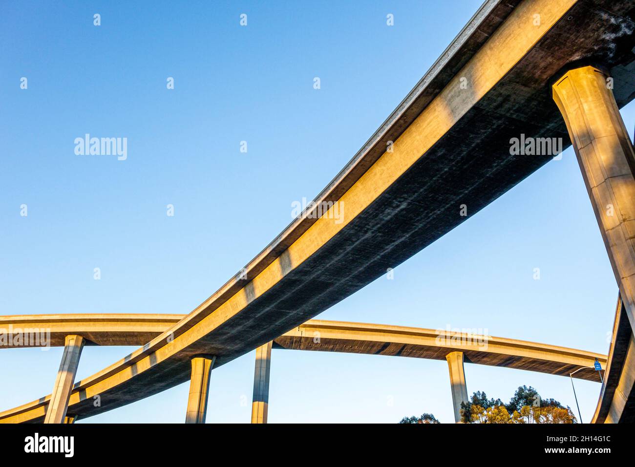 Los Angeles California, Interstate i-110 i-105, Harbor Freeway, superstrada svincolo autostradale, rampa di cemento con colonne a curva sopraelevata Foto Stock