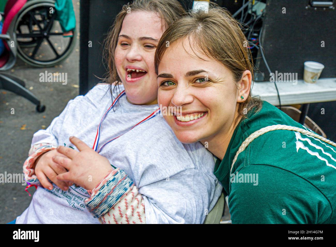 Miami Florida,sviluppato sfidato mentalmente disabili sindrome di Down,volontario donna ragazza teen teen teenager sorridente felice Foto Stock
