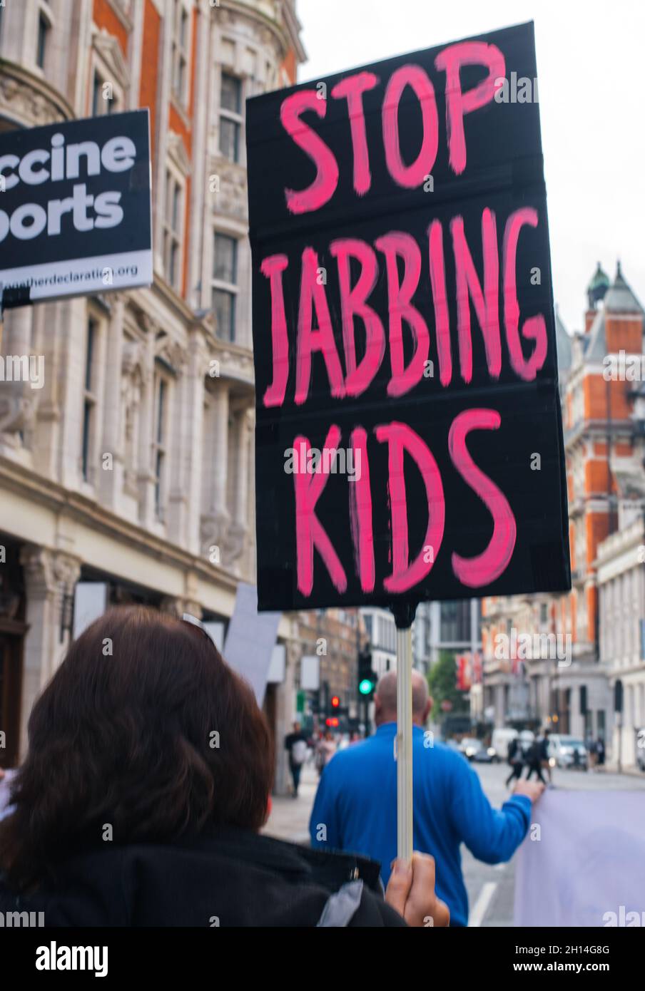 Londra, Inghilterra, Regno Unito 16 ottobre 2021 protesta anti-blocco e anti-vaccinazione. Persone per la gente. Circa duecento manifestanti si sono riuniti ad Hyde Park per protestare contro i passaporti di Covid e la vaccinazione dei bambini Foto Stock