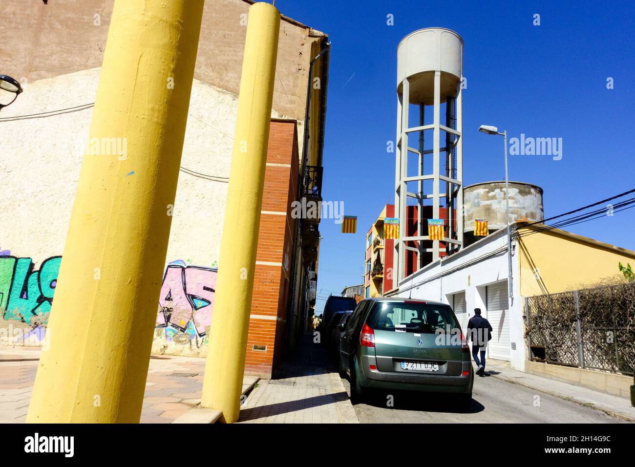 Edificio industriale nella torre del serbatoio dell'acqua della Comunidad Valenciana Foto Stock