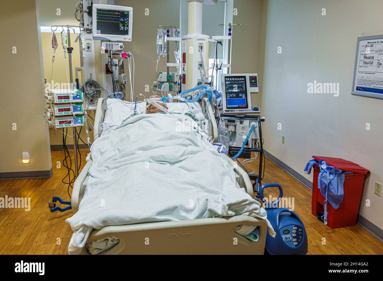 Miami Florida,ospedale centro medico ICU,terapia intensiva paziente unità di cura intensiva,uomo adulto ispanico uomo maschio letto vita supporto cuore attacco apparecchiatura Foto Stock