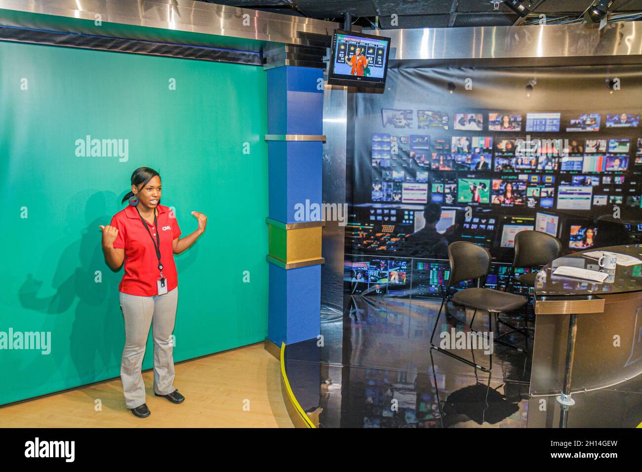 Atlanta Georgia, CNN Center Cable News Network, quartier generale all'interno degli interni, Studio Tour Green Screen Black donna donna guida che parla spiegare Foto Stock