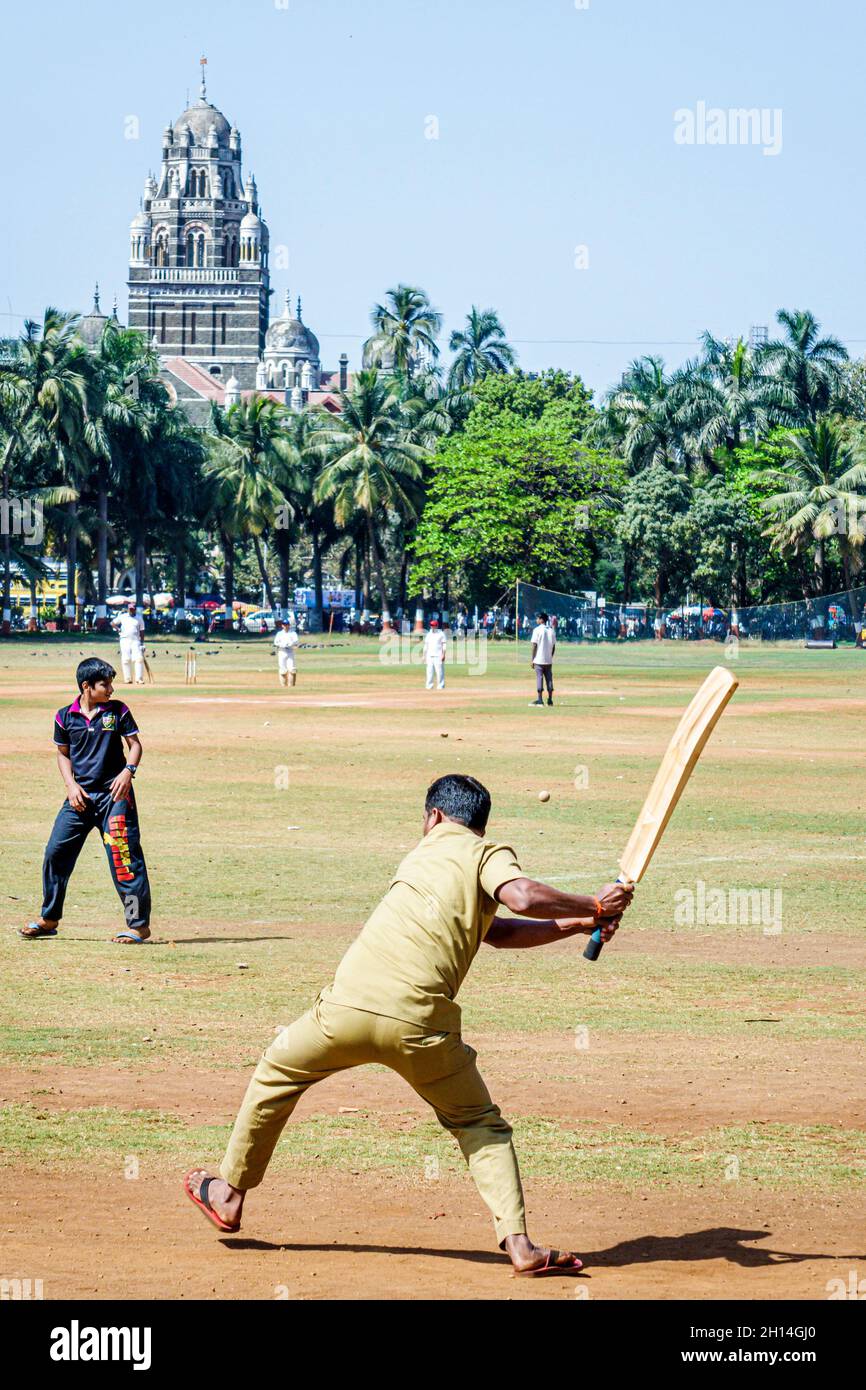 Mumbai India, Churchgate Oval Maidan Maharshi Karve Road, campo di cricket pitch uomo maschio Western Railway Headquarters Foto Stock