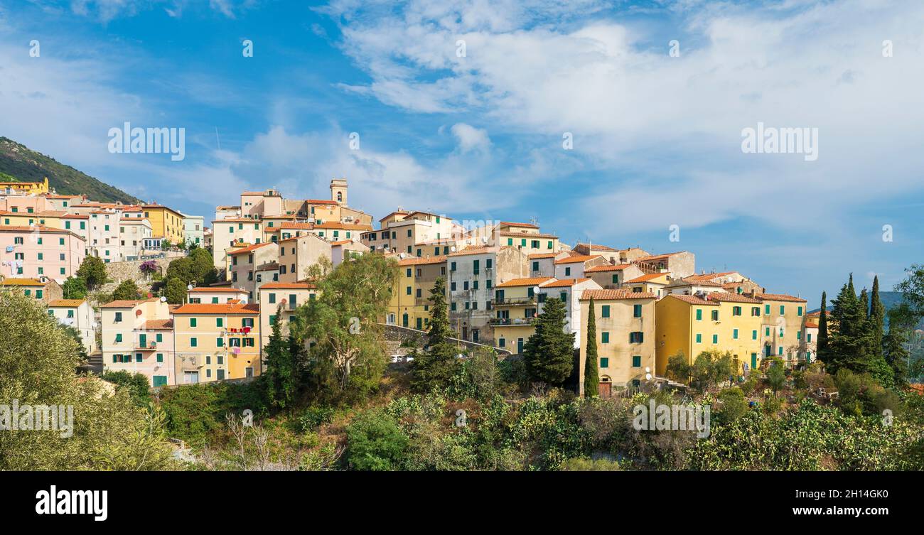 Skyline di Rio nella` Elba, il più bel villaggio dell'Isola d'Elba, Arcipelago Toscano, Toscana, Italia Foto Stock