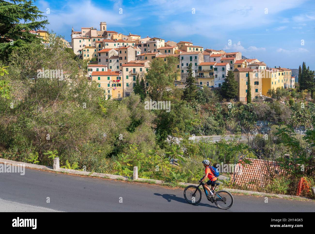 Bella donna attiva che esplora il bellissimo villaggio di Rio nella` Elba, sull'isola d'Elba, Toscana, Italia Foto Stock