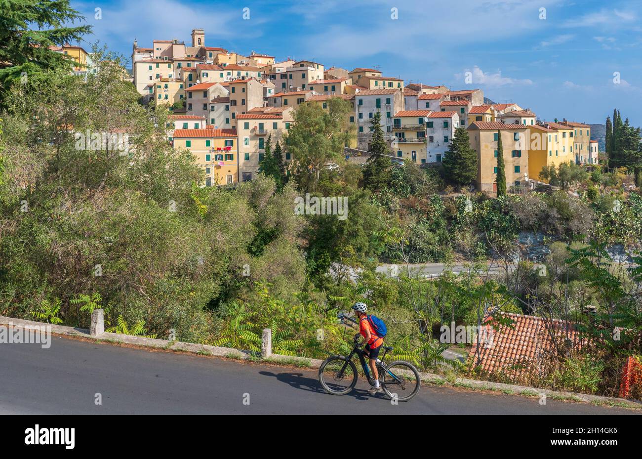Bella donna attiva che esplora il bellissimo villaggio di Rio nella` Elba, sull'isola d'Elba, Toscana, Italia Foto Stock